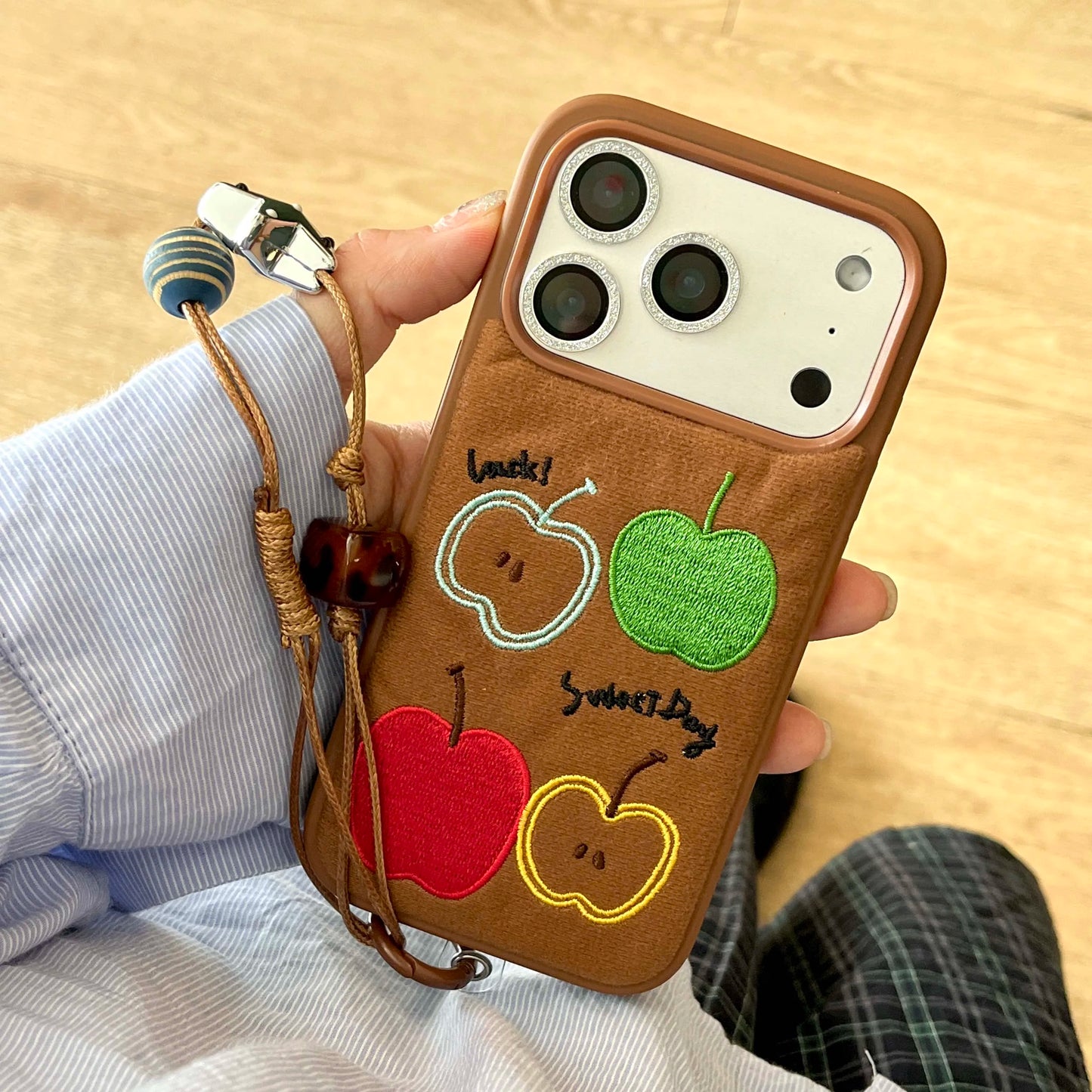 【スウィートアップル】刺繍りんご × ブラウン フェルト風 スマホケース|iPhone対応 #250218