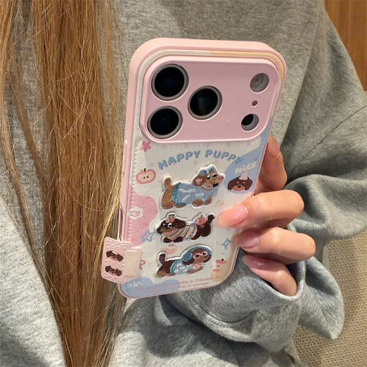 【HAPPY PUPPY】ふわもこ3匹わんこ × 立体刺繍 ガーリースマホケース|iPhone対応 #240821