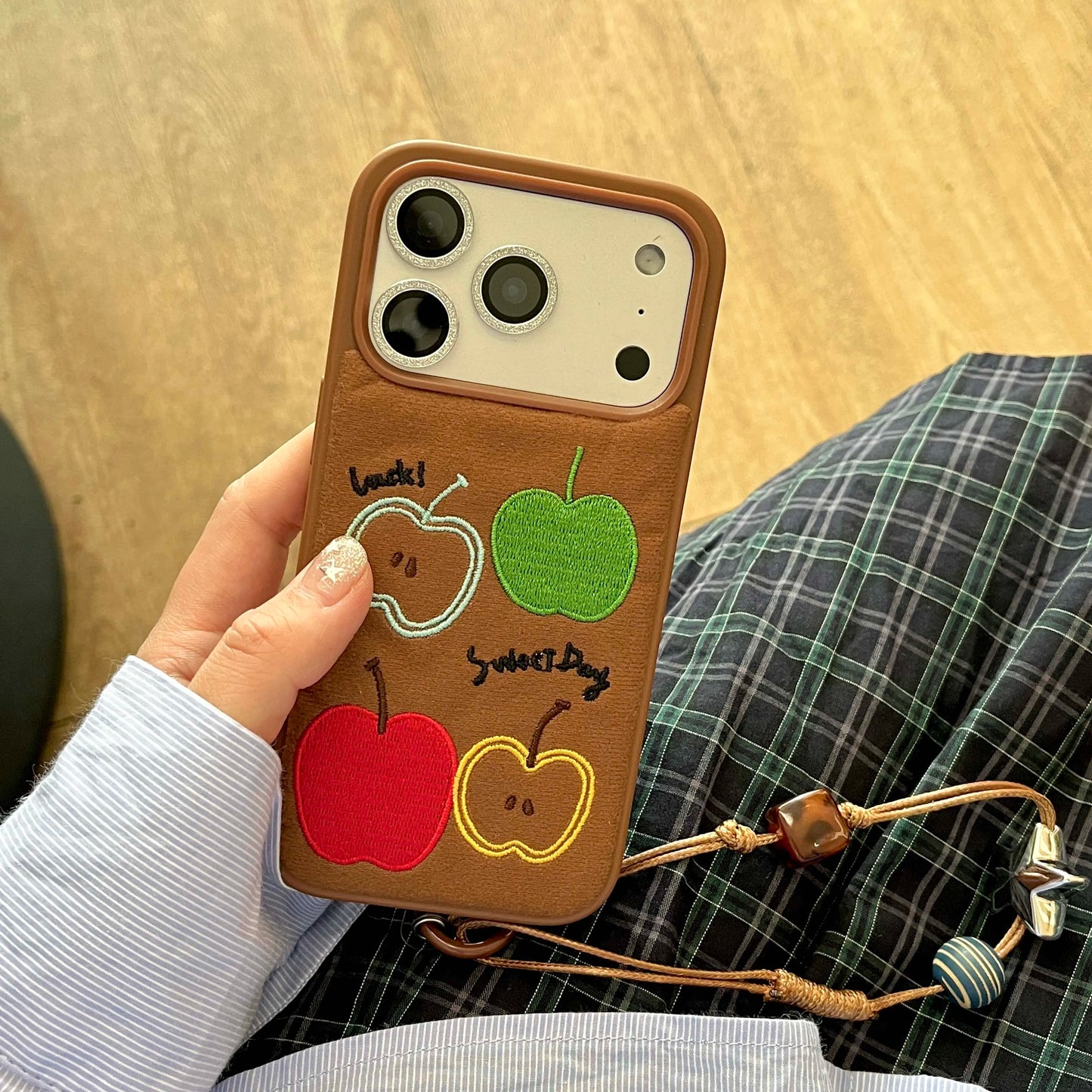 【スウィートアップル】刺繍りんご × ブラウン フェルト風 スマホケース|iPhone対応 #250218