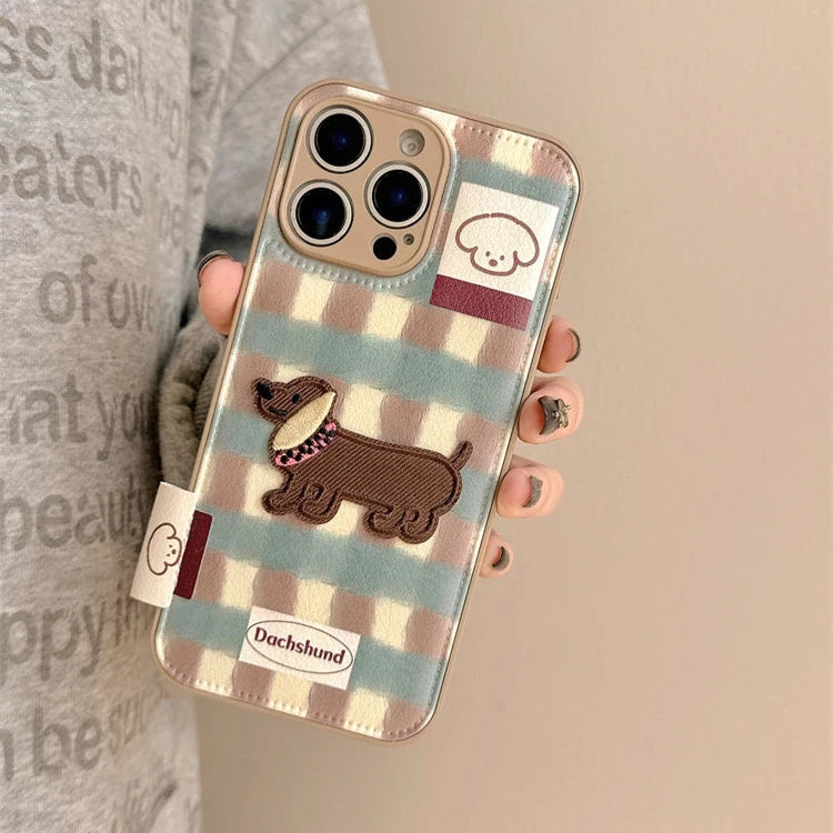 【チェックダックス】刺繍わんこ × レトロチェック エンボス スマホケース|iPhone対応 #250210