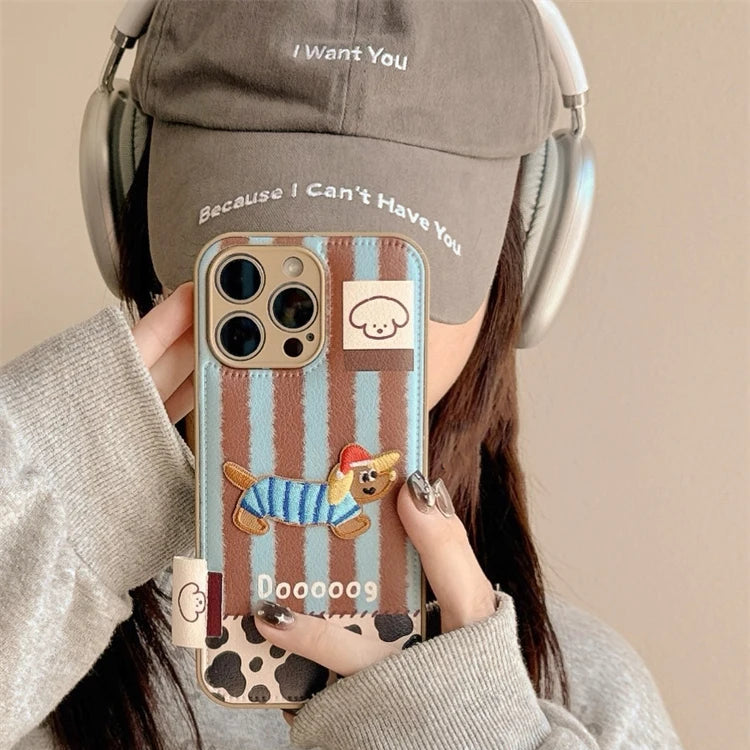 【チェックダックス】刺繍わんこ × レトロチェック エンボス スマホケース|iPhone対応 #250210