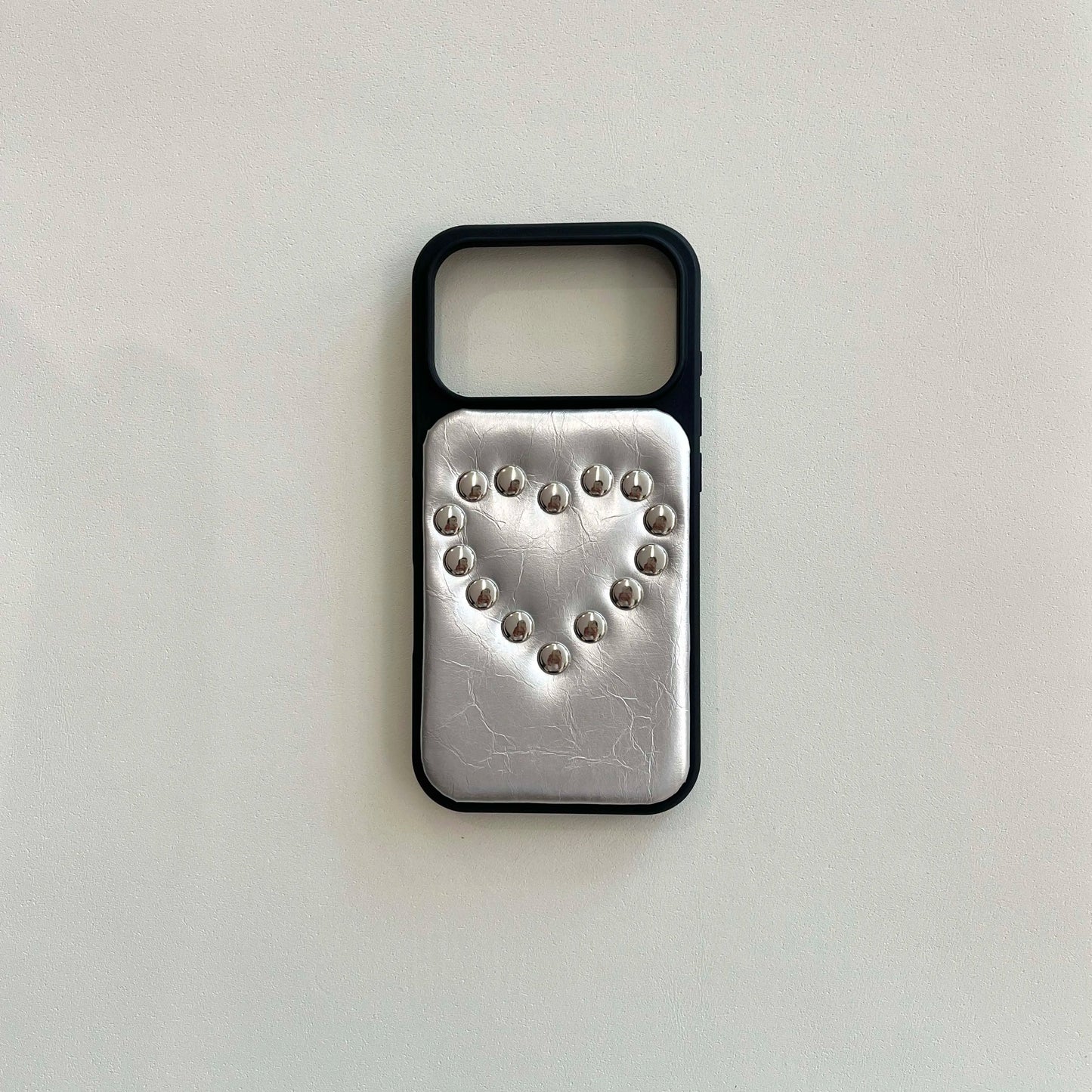 【メタリックハートスタッズ】シルバー パフレザー風 スマホケース|iPhone対応 #250118