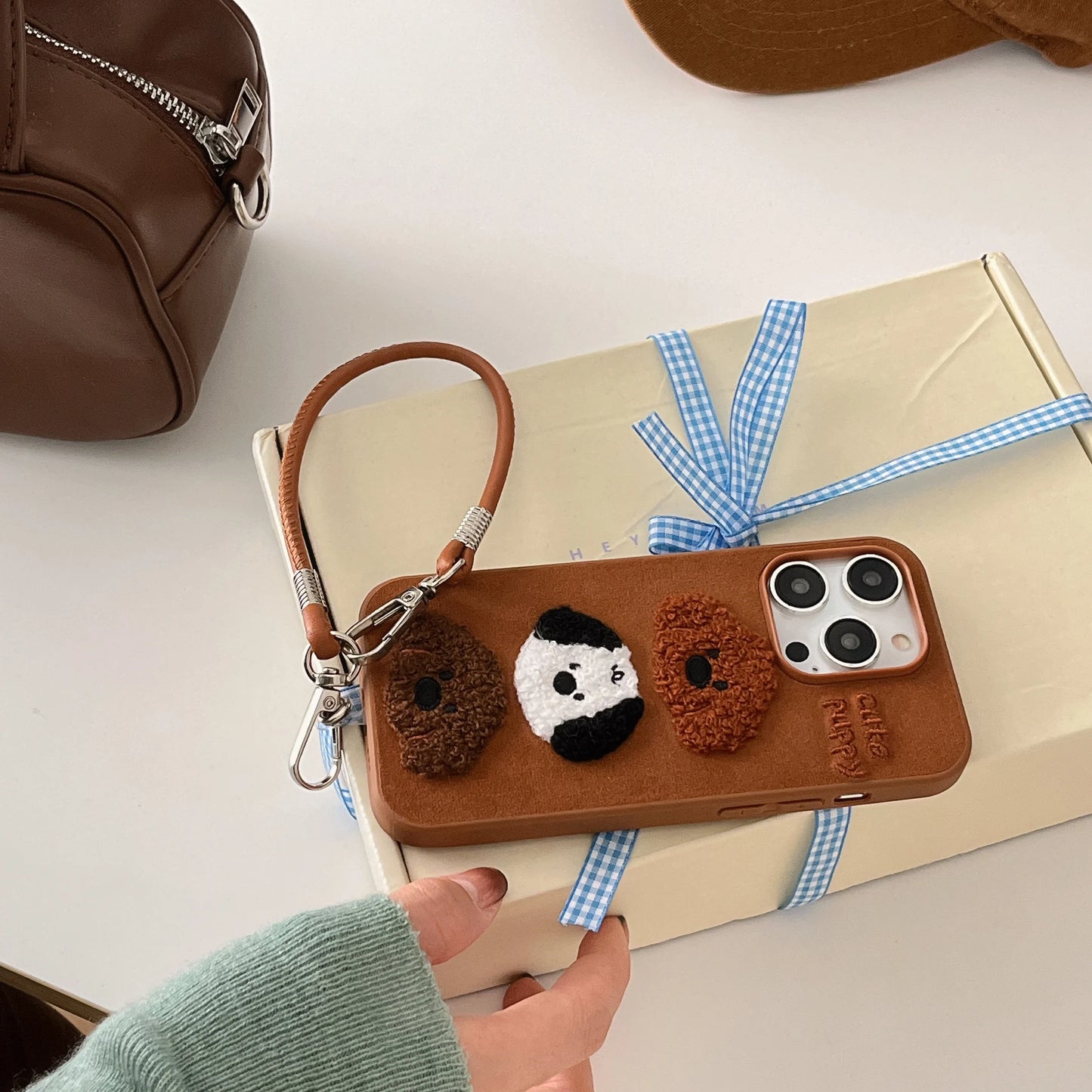 【もこもこパピー】ふわふわ犬デザイン×レザーストラップ付き スマホケース|iPhone対応 #250328