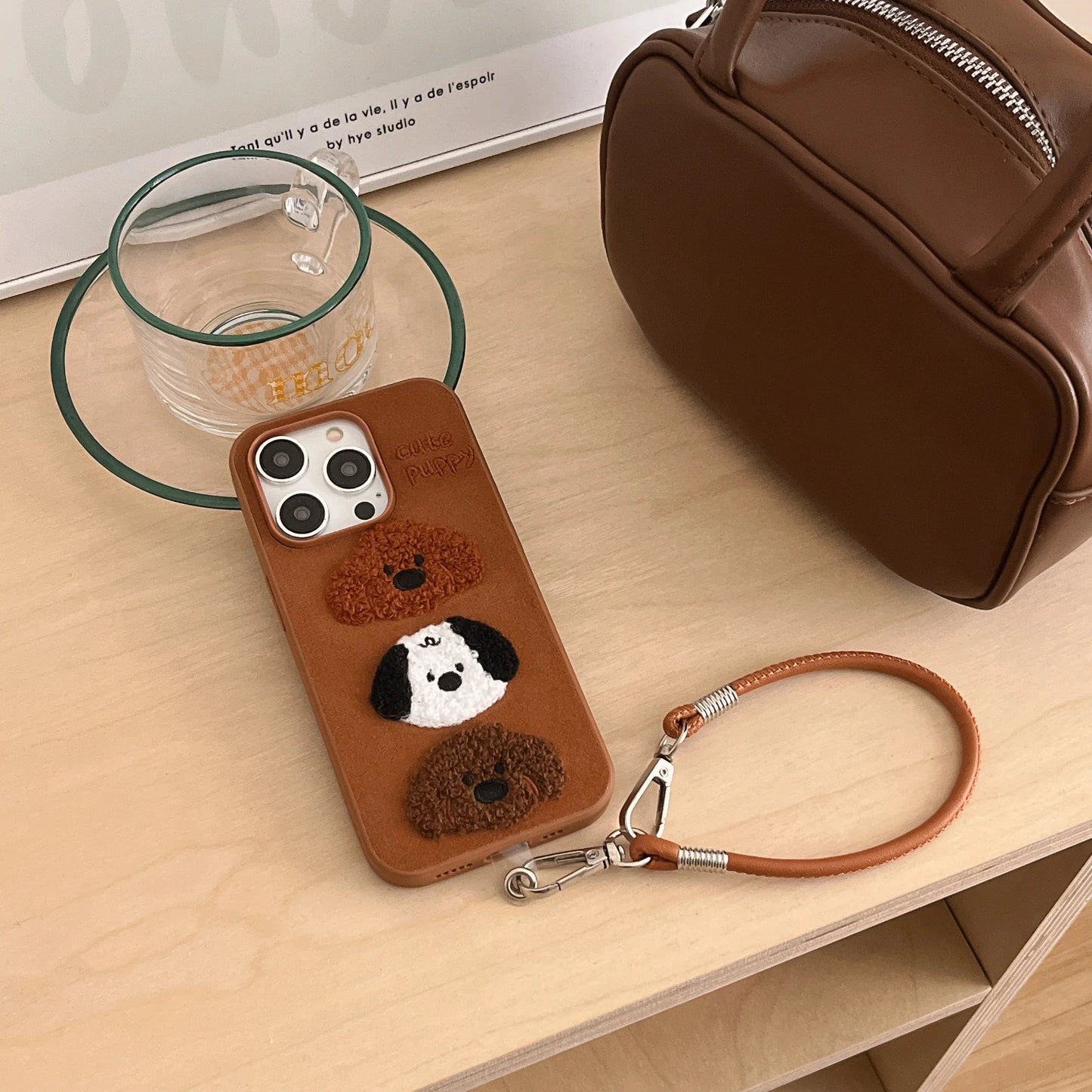 【もこもこパピー】ふわふわ犬デザイン×レザーストラップ付き スマホケース|iPhone対応 #250328