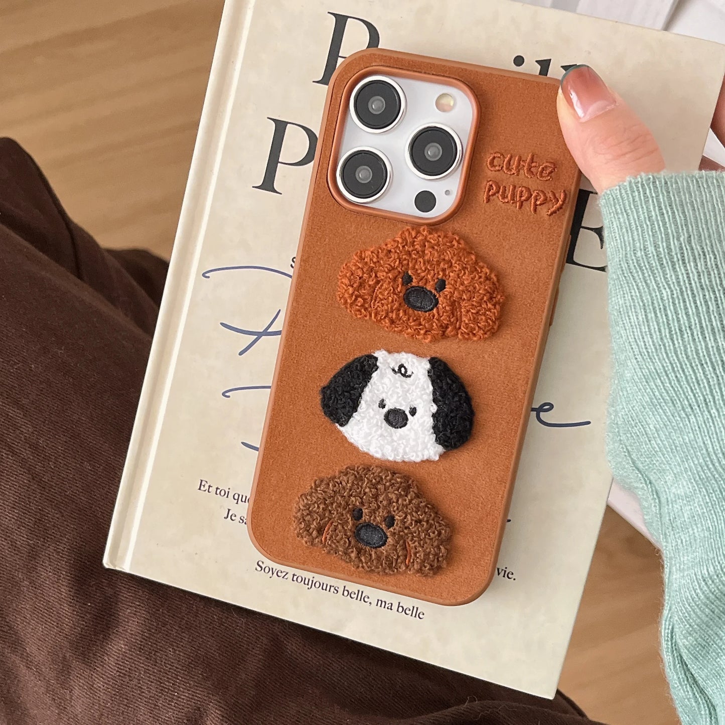 【もこもこパピー】ふわふわ犬デザイン×レザーストラップ付き スマホケース|iPhone対応 #250328