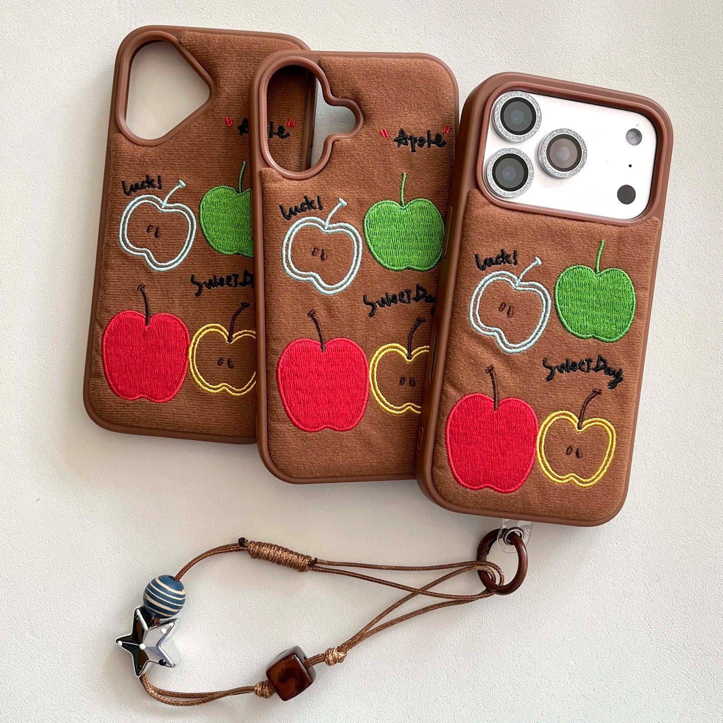 【スウィートアップル】刺繍りんご × ブラウン フェルト風 スマホケース|iPhone対応 #250218