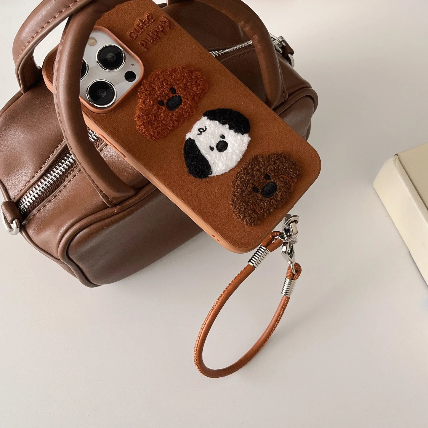 【もこもこパピー】ふわふわ犬デザイン×レザーストラップ付き スマホケース|iPhone対応 #250328