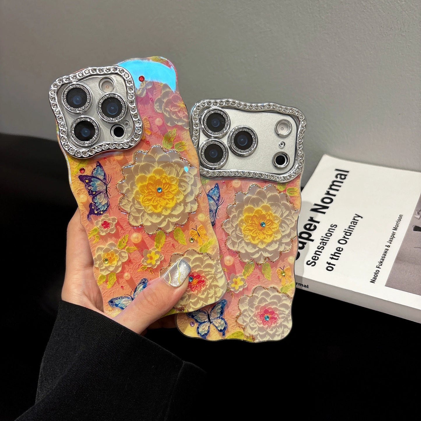 バタフライ フラワーデコ iPhoneケース|ビジュー ウェーブフレーム 華やかデザイン #240321