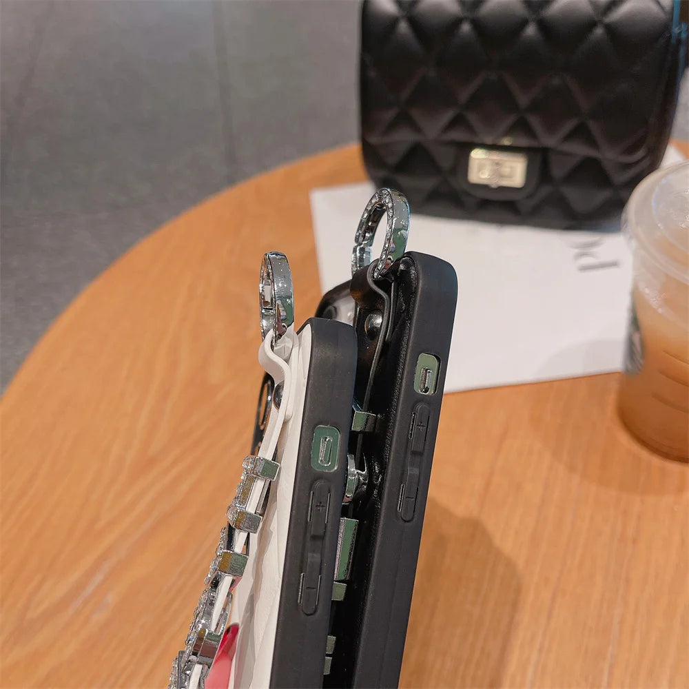 【カスタムシリーズ】名入れOK✨ キルティングスマホケース – ストラップ付き&ストーン装飾|iPhone対応 #250625