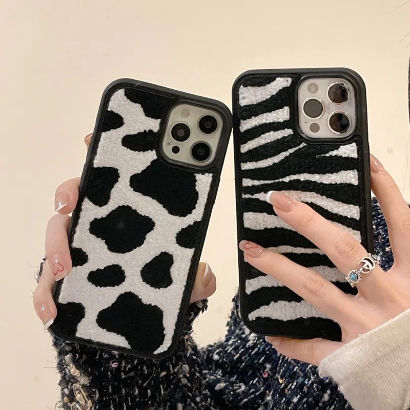 【もこもこレトロパターン】刺繍風パイル×アート柄 スマホケース|iPhone対応 #250616