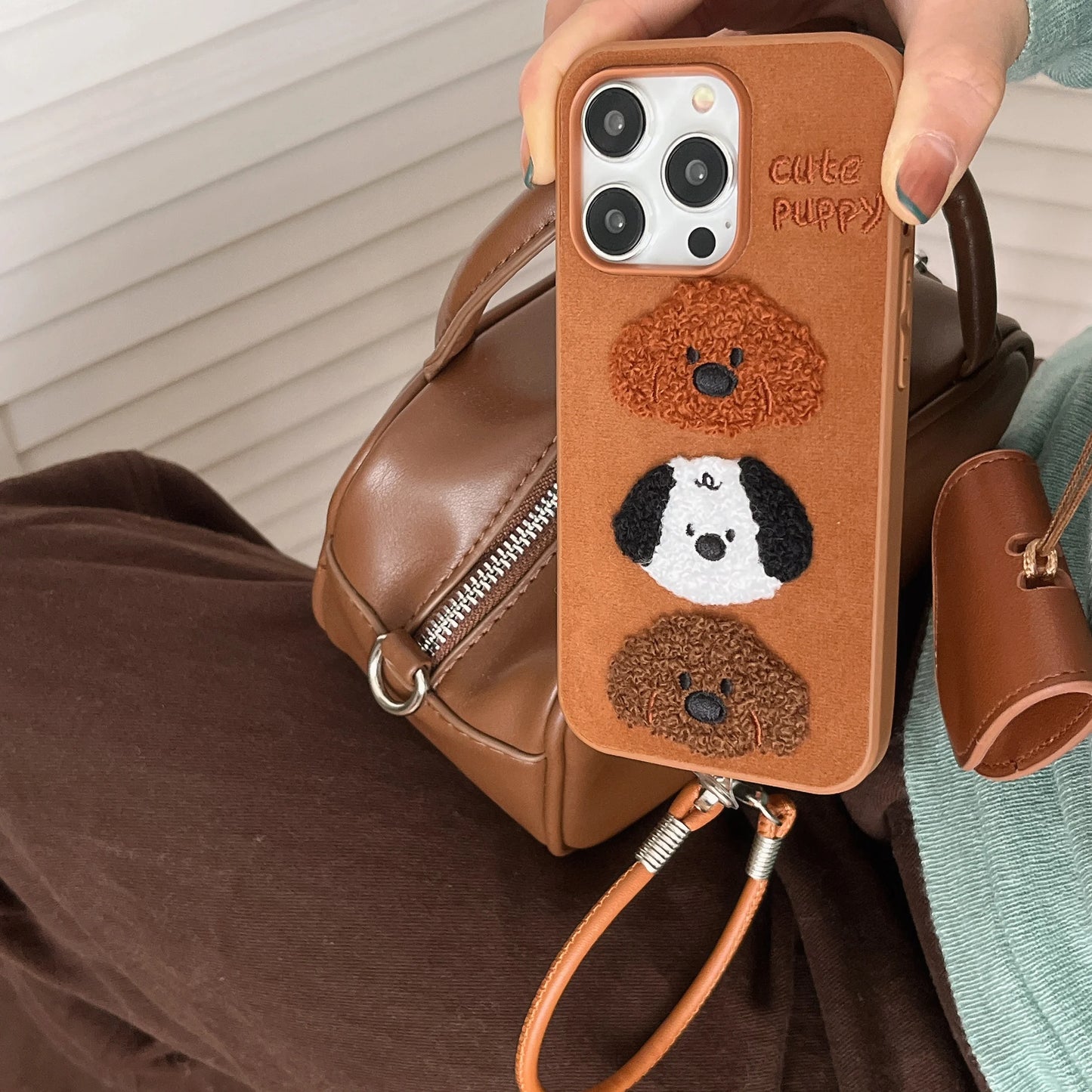 【もこもこパピー】ふわふわ犬デザイン×レザーストラップ付き スマホケース|iPhone対応 #250328