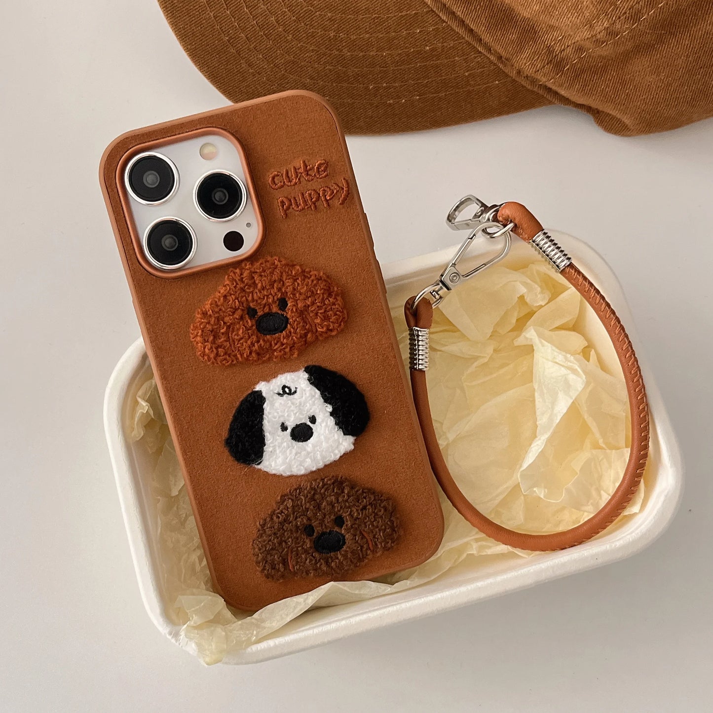 【もこもこパピー】ふわふわ犬デザイン×レザーストラップ付き スマホケース|iPhone対応 #250328