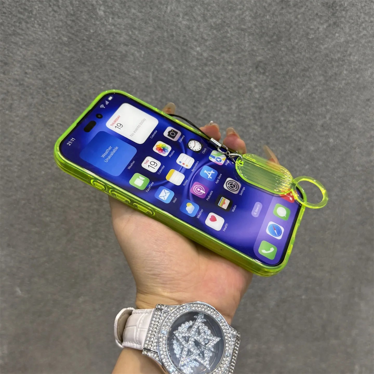 【ネオンシリーズ】イエローライン ハンドル付き 半透明 クリアスマホケース|iPhone対応 #251013