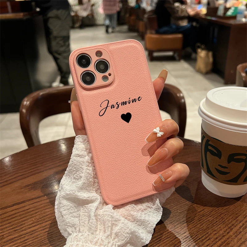 【カスタムシリーズ】ハート付き 名入れOK レザー調 スマホケース|iPhone対応 #250323