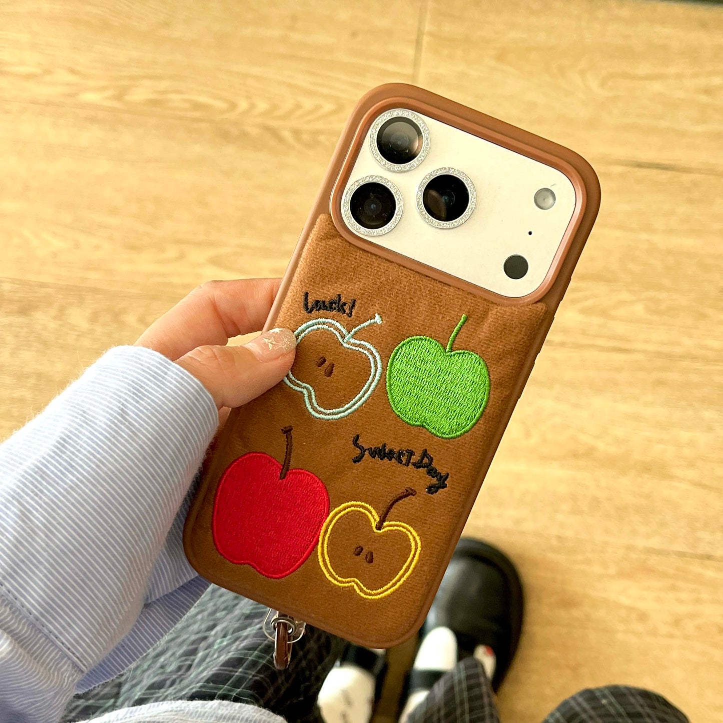 【スウィートアップル】刺繍りんご × ブラウン フェルト風 スマホケース|iPhone対応 #250218