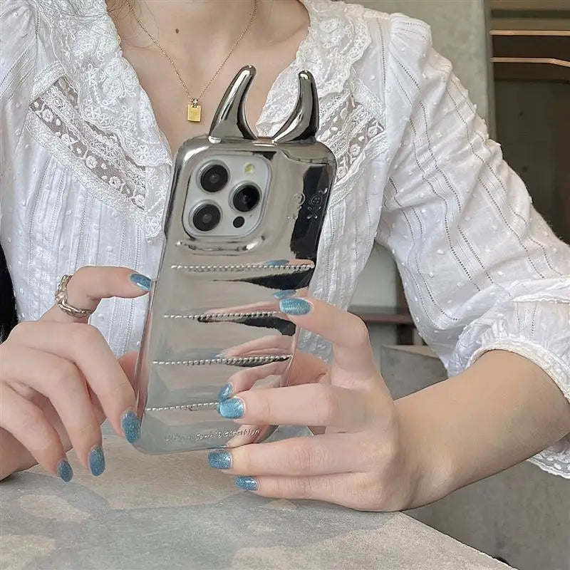 【デビルホーンシェル】ツノ×エアパフ風メタリックデザイン スマホケース|iPhone対応 #250612