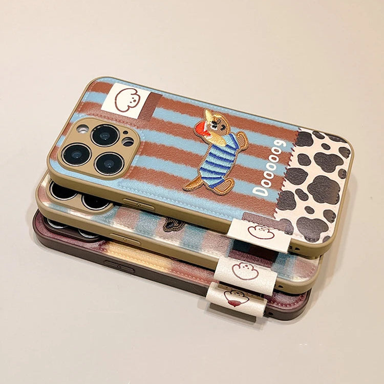 【チェックダックス】刺繍わんこ × レトロチェック エンボス スマホケース|iPhone対応 #250210