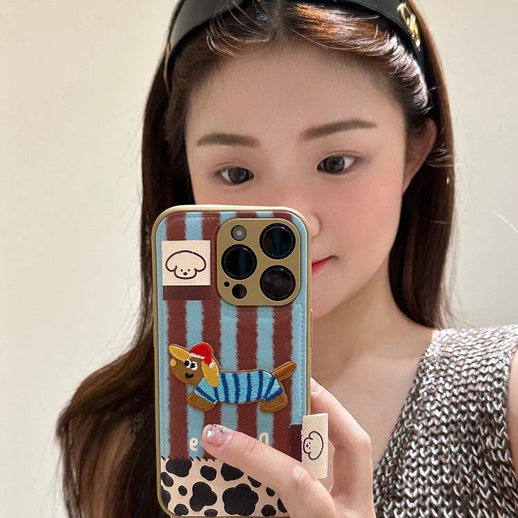 【チェックダックス】刺繍わんこ × レトロチェック エンボス スマホケース|iPhone対応 #250210
