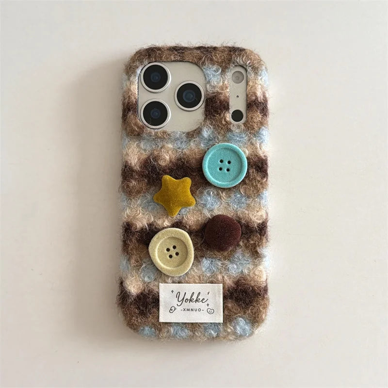 【ボタンニットチェック】レトロボタン × もこもこファー スマホケース|iPhone対応 #250121