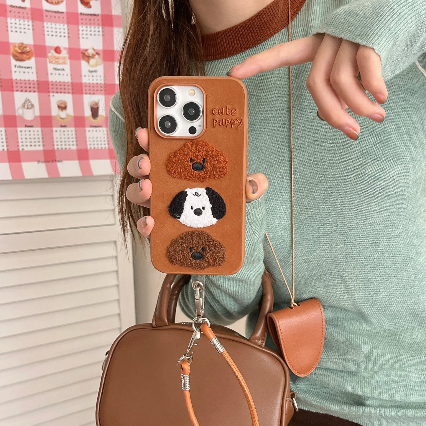 【もこもこパピー】ふわふわ犬デザイン×レザーストラップ付き スマホケース|iPhone対応 #250328