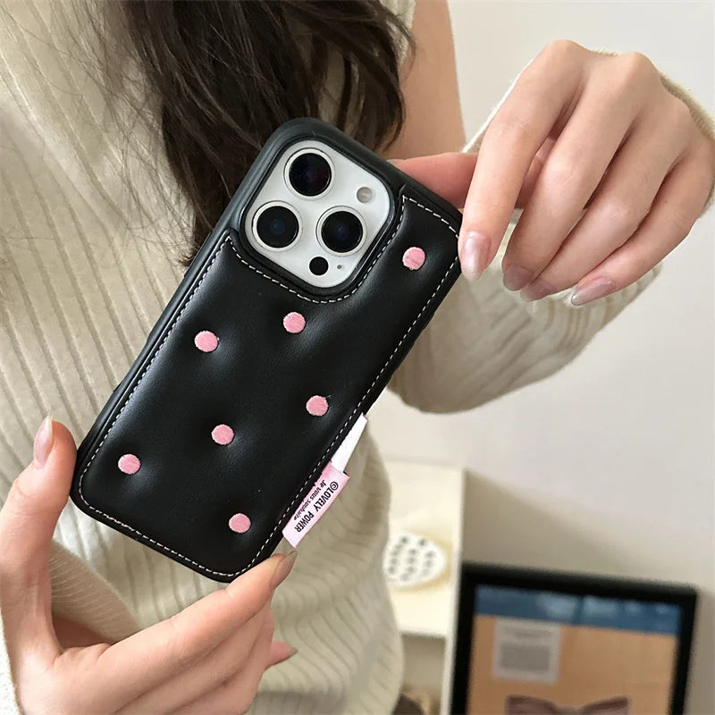 【ドットレザー】ピンク 水玉 ステッチ × ブラックレザー スマホケース|iPhone対応 #250125