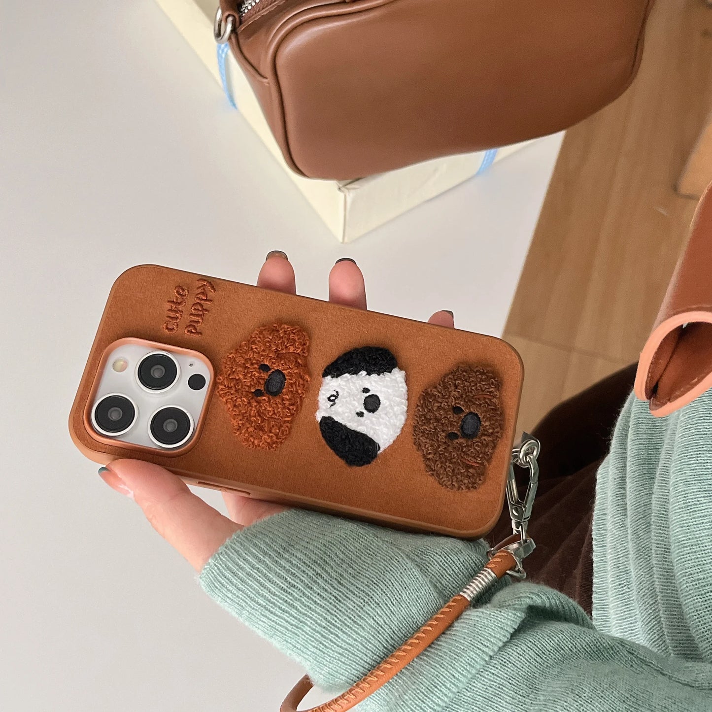 【もこもこパピー】ふわふわ犬デザイン×レザーストラップ付き スマホケース|iPhone対応 #250328