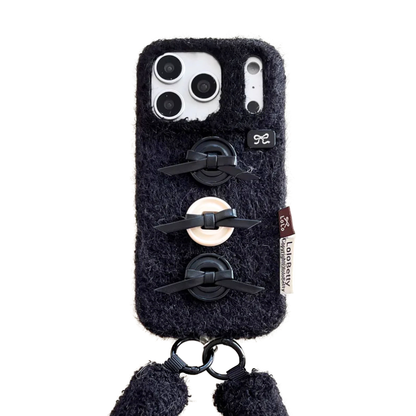 【もこもこファーシリーズ】ふわふわボア素材 リボンボタン ハンドストラップ付き スマホケース｜iPhone対応 #241211