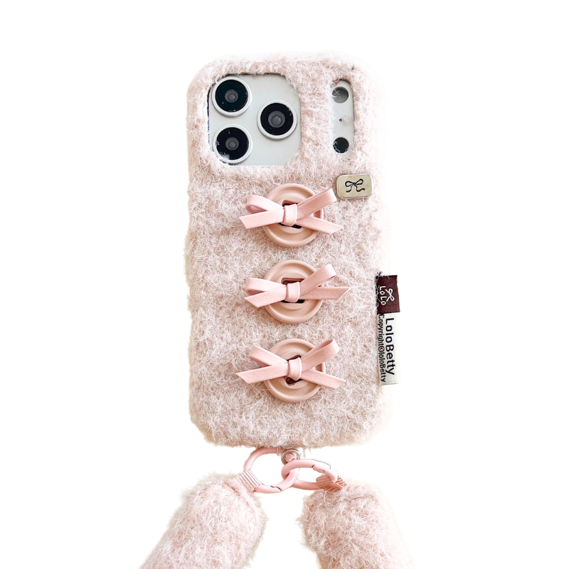 【もこもこファーシリーズ】ふわふわボア素材 リボンボタン ハンドストラップ付き スマホケース｜iPhone対応 #241211
