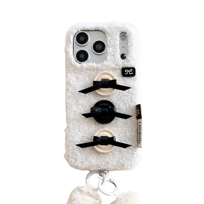 【もこもこファーシリーズ】ふわふわボア素材 リボンボタン ハンドストラップ付き スマホケース｜iPhone対応 #241211