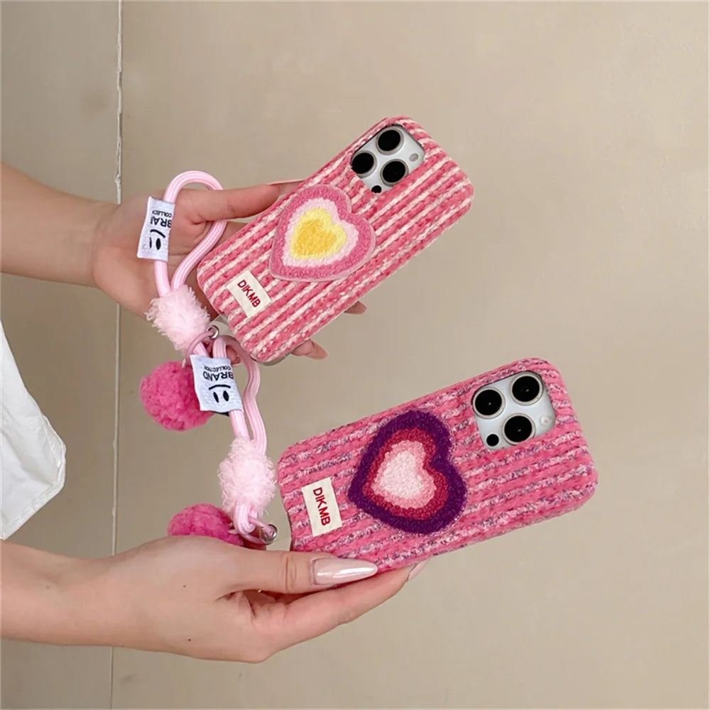 【ハートニットポンポン】もこもこ カラフルハート×ふわふわチャーム Y2K スマホケース｜iPhone対応 #250105