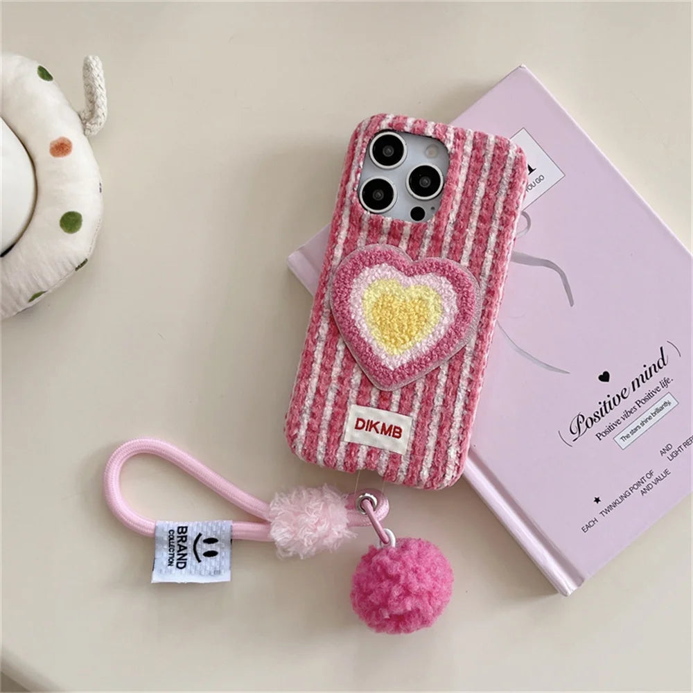 【ハートニットポンポン】もこもこ カラフルハート×ふわふわチャーム Y2K スマホケース｜iPhone対応 #250105