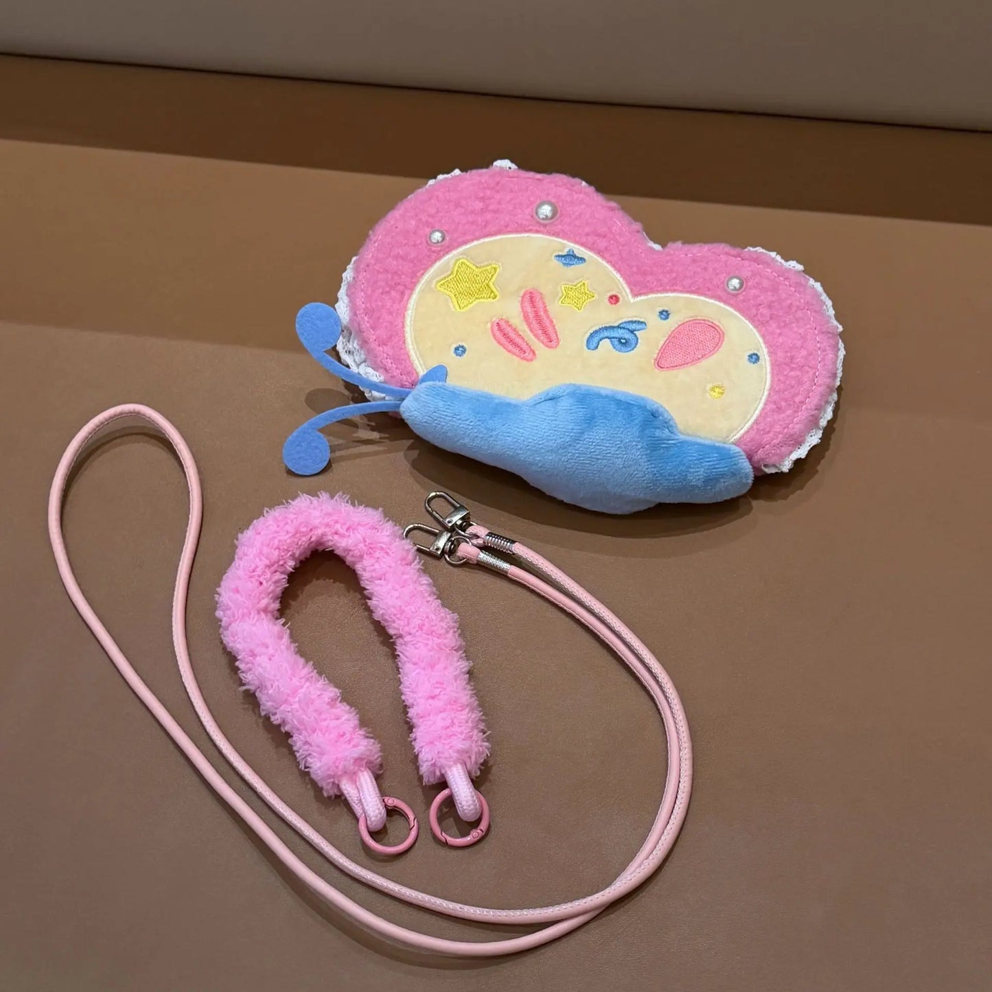 【ブックスタイル】もこもこ ちょうちょモチーフ 手帳型 ぬいぐるみ風 iPhoneケース #240610