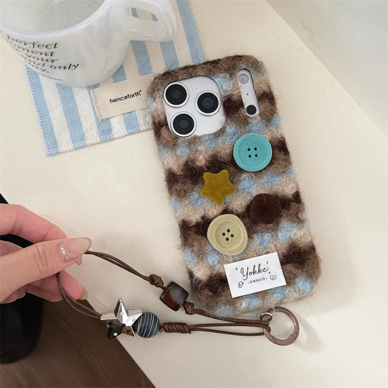 【ボタンニットチェック】レトロボタン × もこもこファー スマホケース｜iPhone対応 #250121