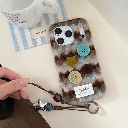 【ボタンニットチェック】レトロボタン × もこもこファー スマホケース｜iPhone対応 #250121