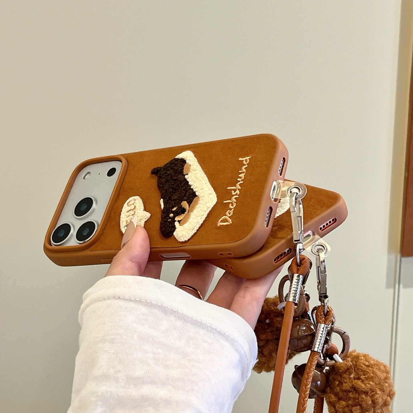 【トイプー＆ダックス】立体刺繍Dog × ストラップ付き スマホケース｜iPhone対応 #240810
