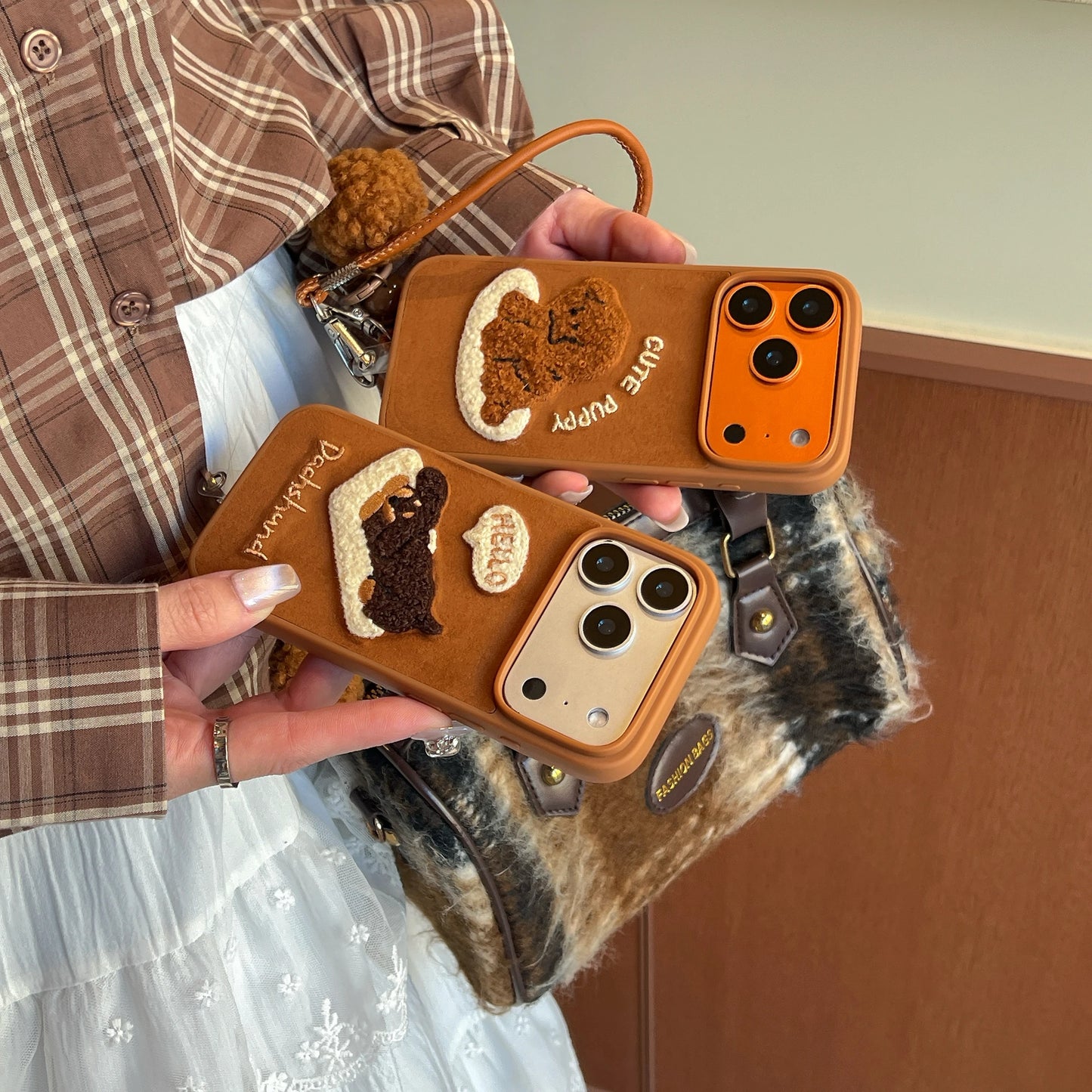 【トイプー＆ダックス】立体刺繍Dog × ストラップ付き スマホケース｜iPhone対応 #240810