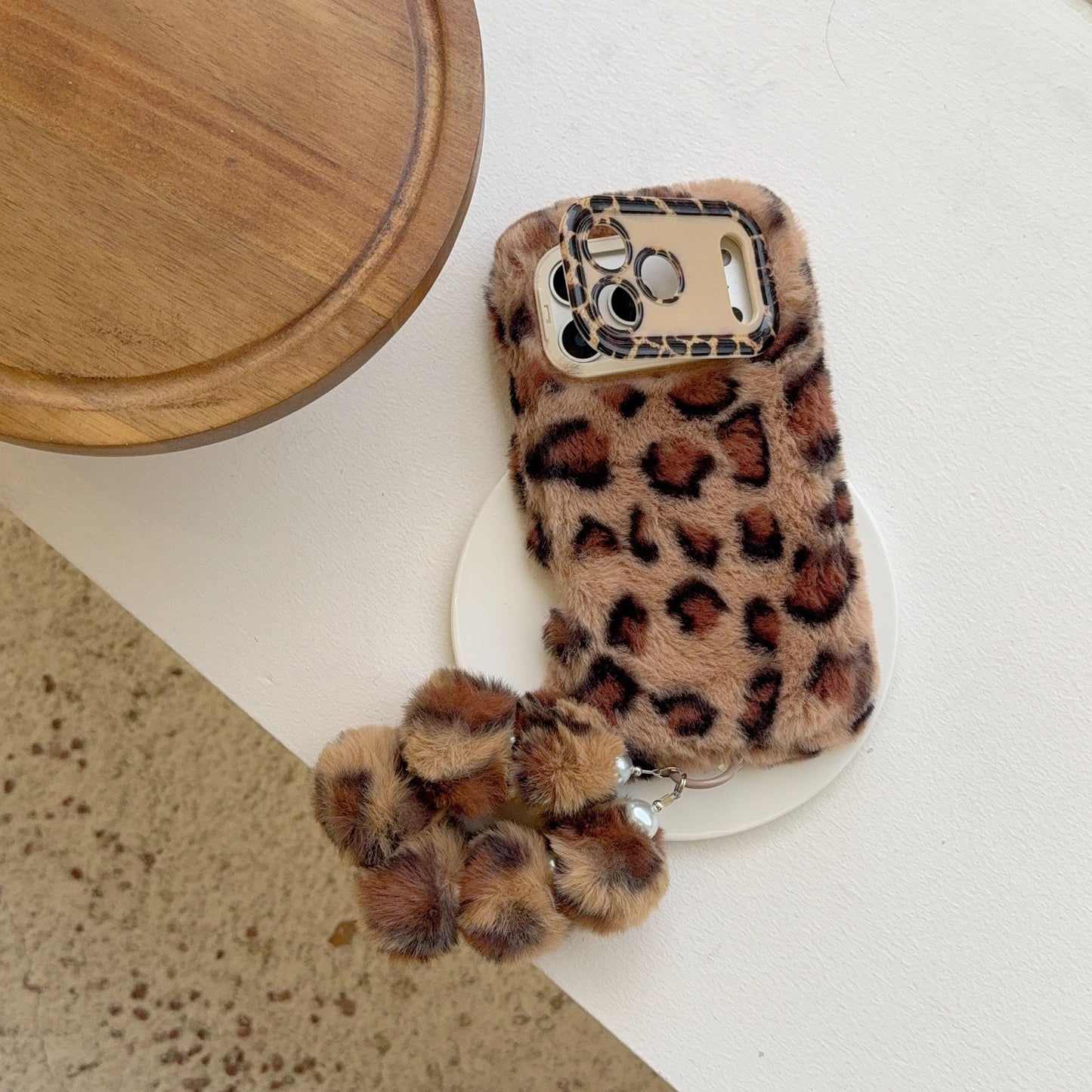 【レオパードファーポンポン】もこもこ アニマル ヒョウ柄 × ふわふわチャーム スマホケース｜iPhone対応 #250104