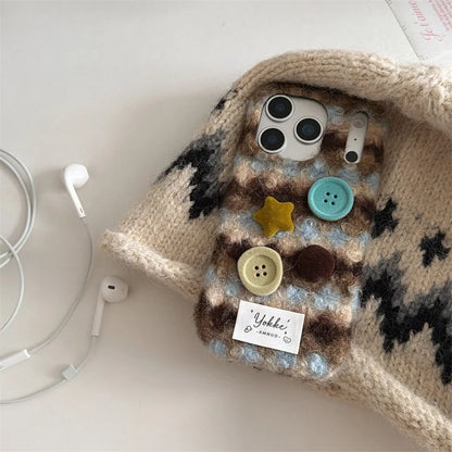 【ボタンニットチェック】レトロボタン × もこもこファー スマホケース｜iPhone対応 #250121