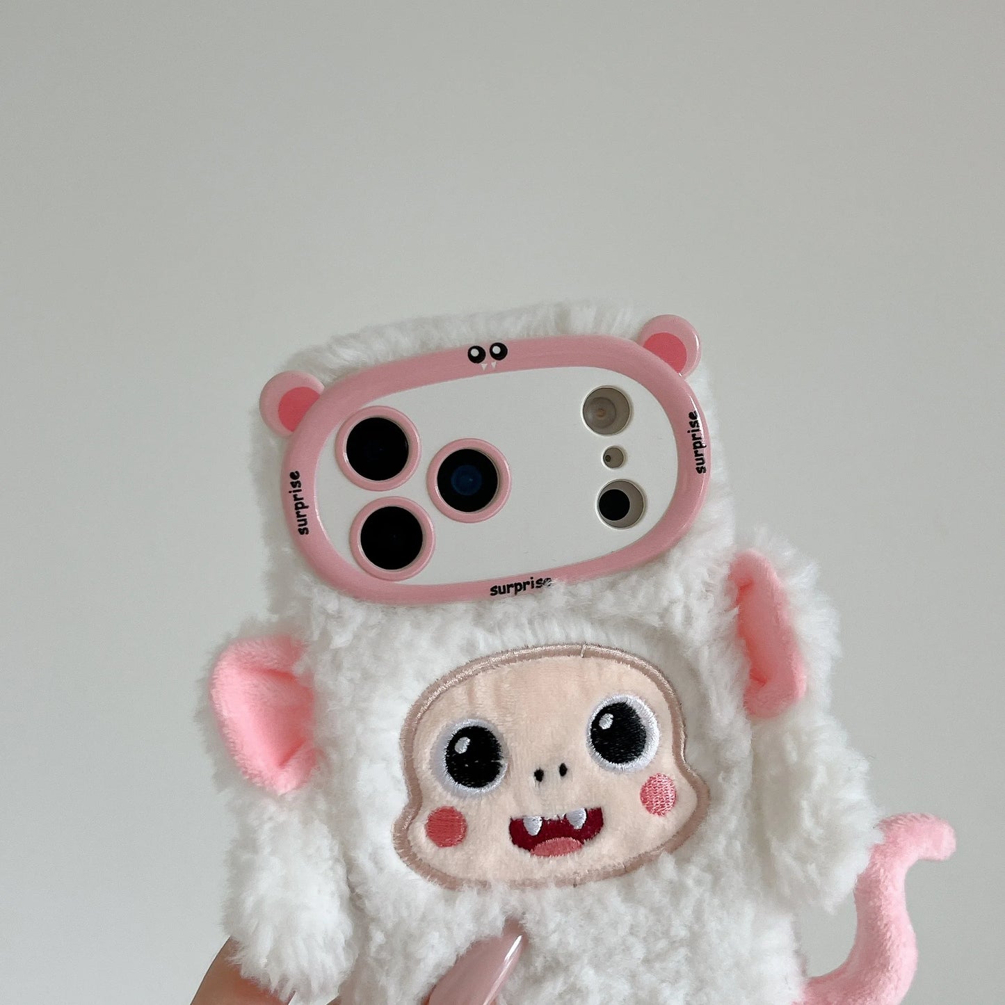 【アニマルフェイスシリーズ】ピンク＆ホワイト モンキー スマホケース｜ふわもこ立体デザイン × 尻尾付き｜iPhone対応 #241129