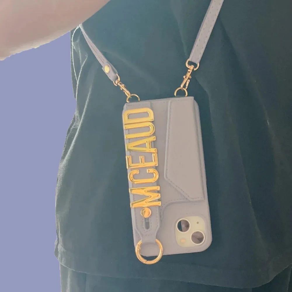 【カスタムシリーズ】ゴールドネームプレート ショルダーストラップ付き レザー調 iPhoneケース  ｜iPhone対応 #240712