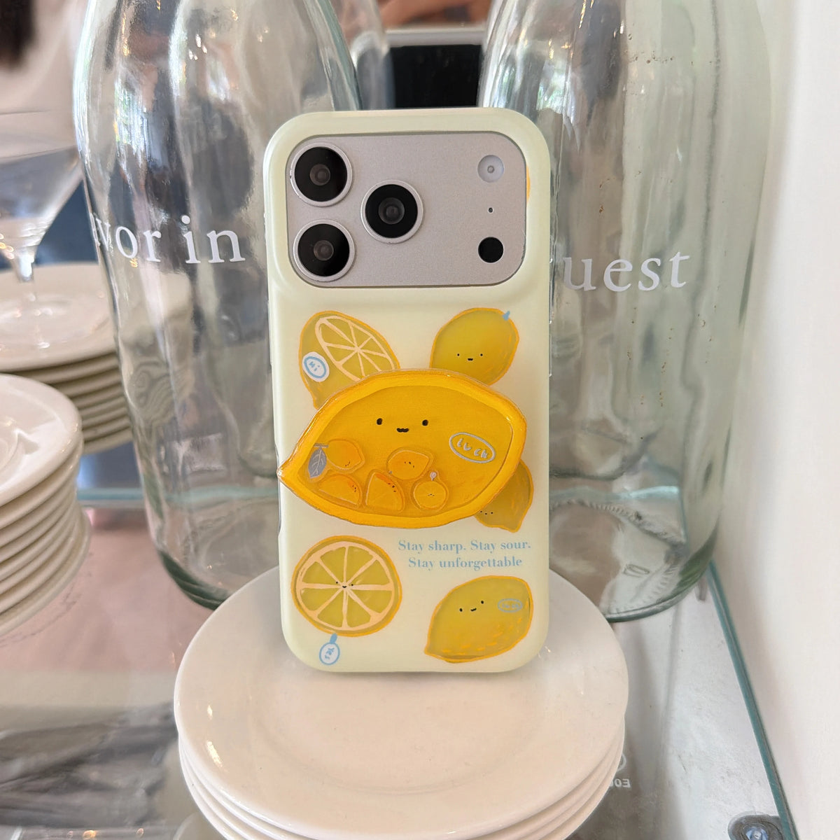 レモン柄 ニコちゃんレモン グリップ付き iPhoneケース｜淡色イエロー・ゆるかわ #261275