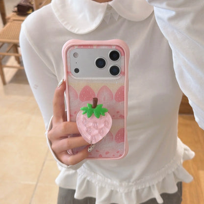 いちごモチーフ グリップ付き iPhoneケース｜キラキラデザイン #231228