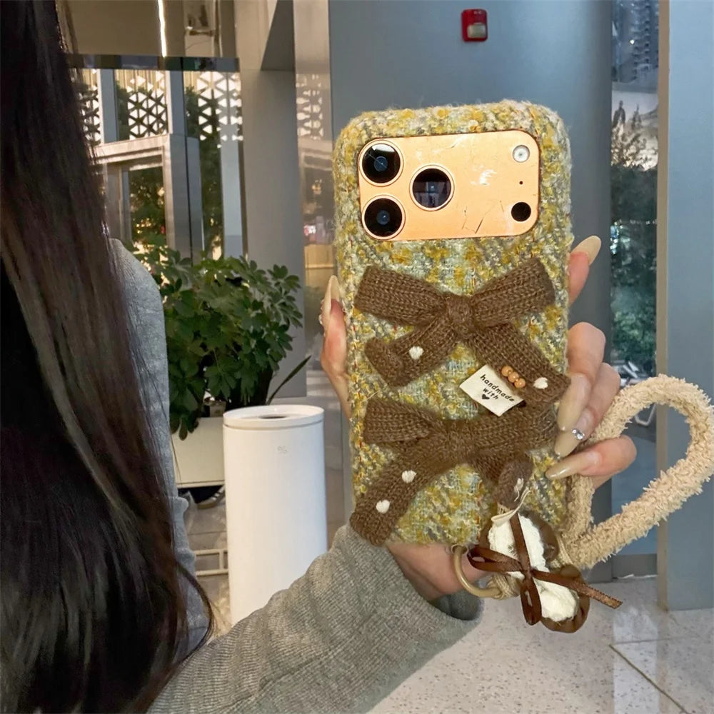 ナチュラルニットリボン iPhoneケース｜ハンドメイド風・ストラップ付き #240423