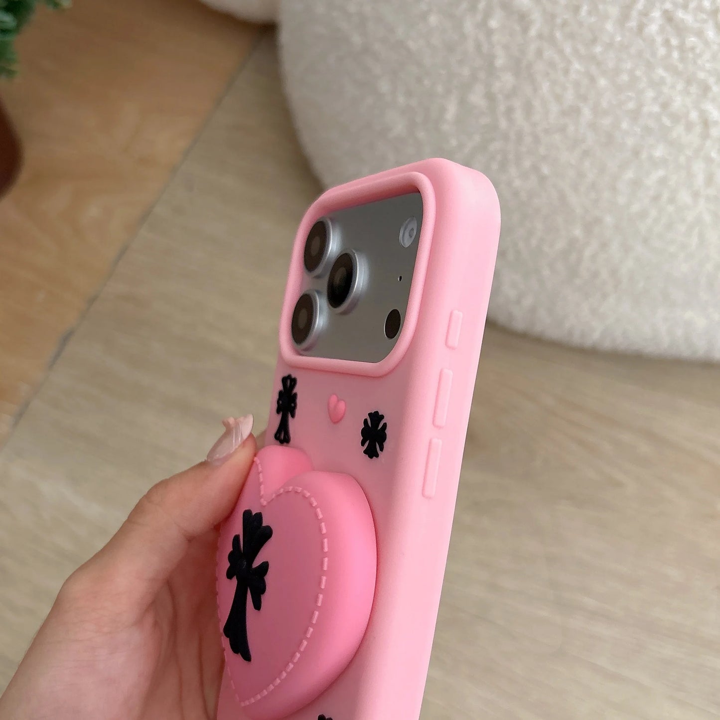 ハート×クロスモチーフ グリップスタンド付き iPhoneケース｜シリコン素材・立体デザイン #240525