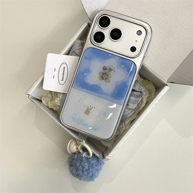 【グラデくまちゃん】雲 にじみブルーグラデーション ポンポンチャーム付き スマホケース｜iPhone対応 #241004