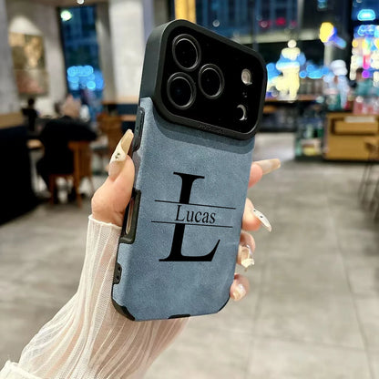 【カスタムシリーズ】ビッグ頭文字イニシャル 名入れ レザー調 ソフトスマホケース｜iPhone対応 #240721