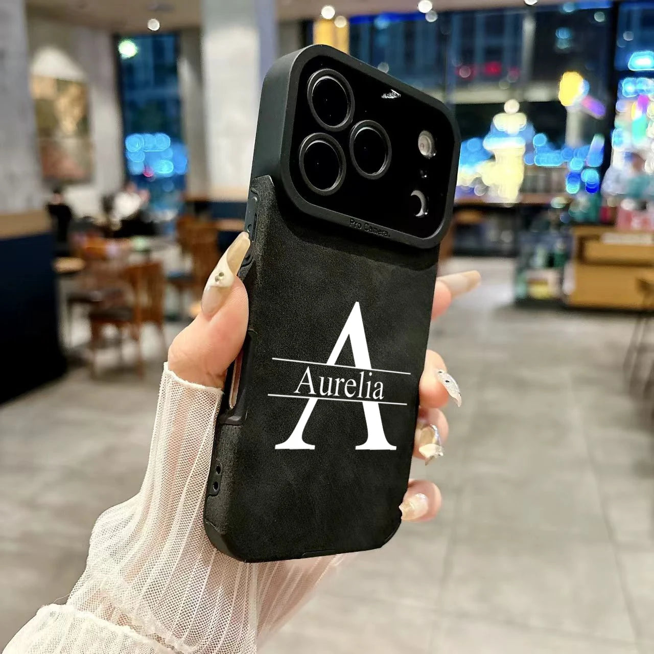 【カスタムシリーズ】ビッグ頭文字イニシャル 名入れ レザー調 ソフトスマホケース｜iPhone対応 #240721