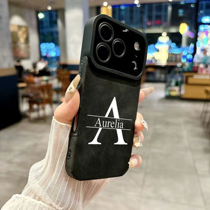 【カスタムシリーズ】ビッグ頭文字イニシャル 名入れ レザー調 ソフトスマホケース｜iPhone対応 #240721