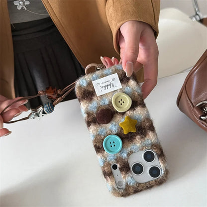 【ボタンニットチェック】レトロボタン × もこもこファー スマホケース｜iPhone対応 #250121