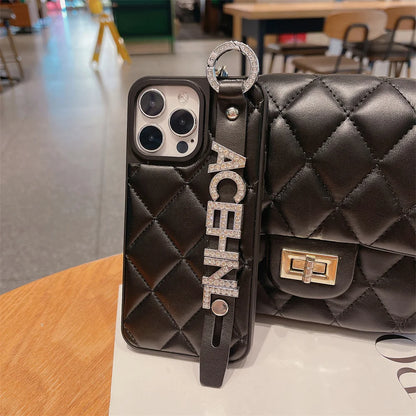 【カスタムシリーズ】名入れOK✨ キルティングスマホケース – ストラップ付き＆ストーン装飾｜iPhone対応 #250625